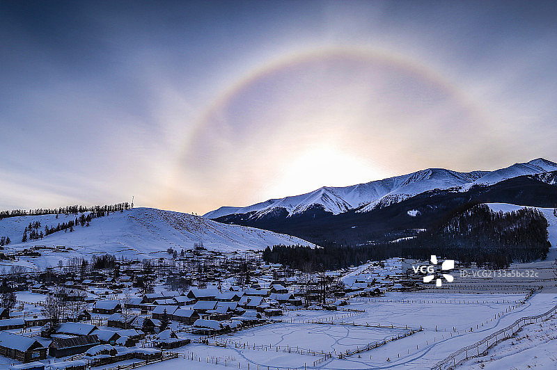 日晕下的北国小镇图片素材