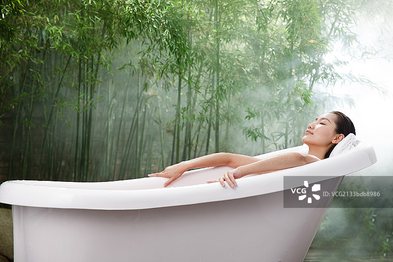 年轻女人在户外洗浴图片素材