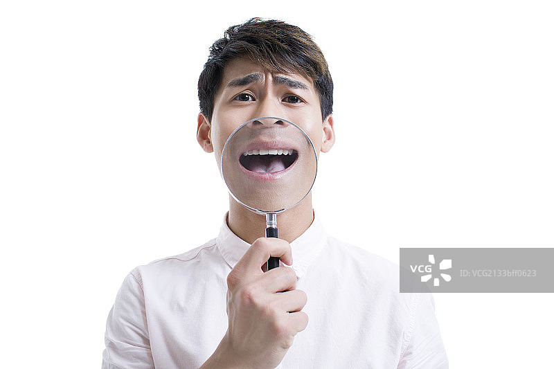 年轻男子使用放大镜图片素材