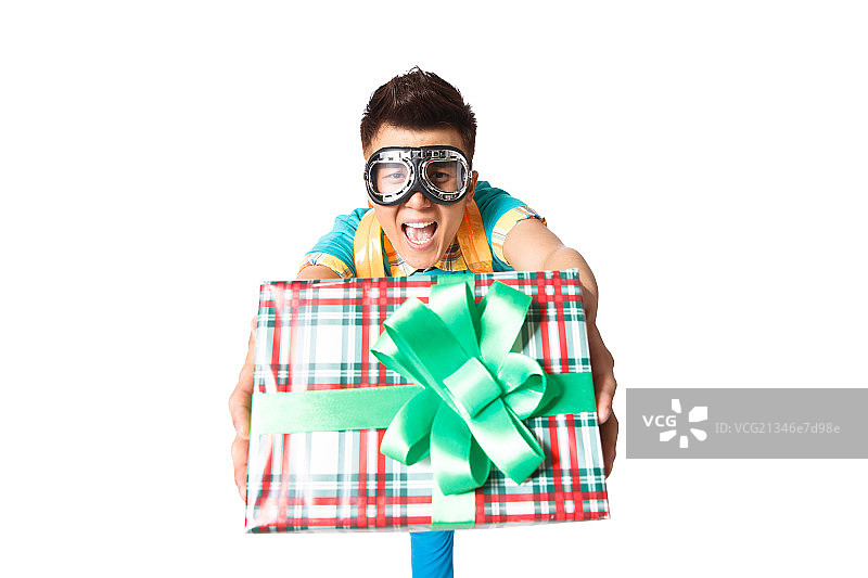 拿着礼品盒的青年男人图片素材