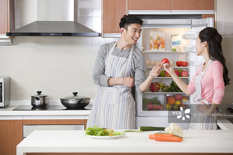 年轻夫妇做饭图片素材