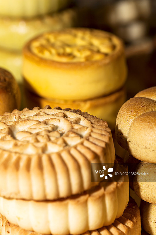 中国节日中秋月饼糕点摆放在案板上图片素材