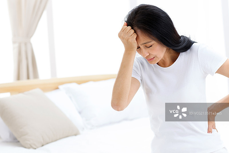 生病的中年女人图片素材