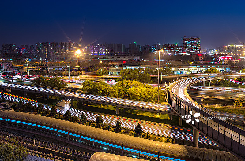 北京城市道路交通（四惠立交桥夜景）图片素材