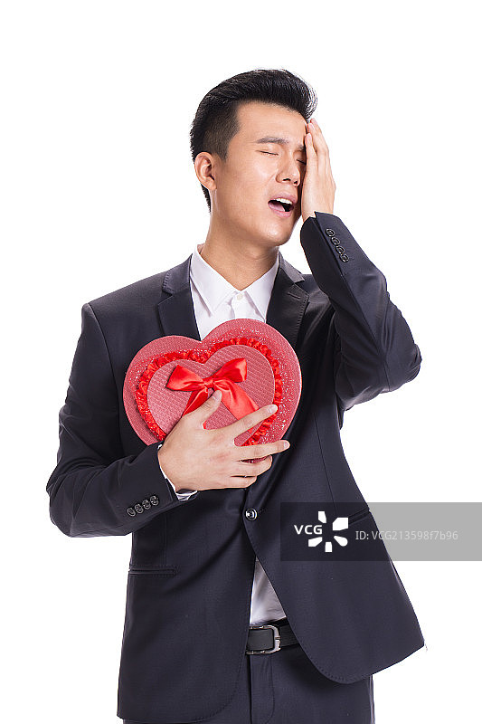 青年男人拿着礼物盒图片素材