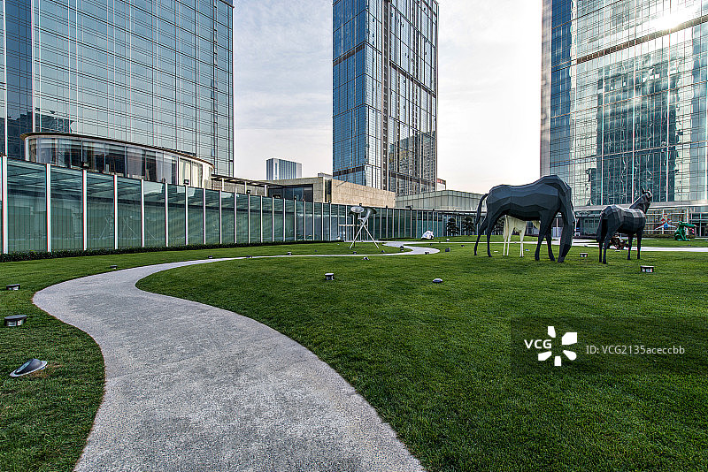 现代园林景观与步行道路图片素材