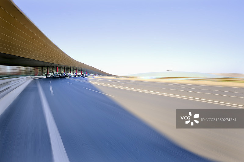 北京首都国际机场T3航站楼和机动车车道运动模糊特效图片素材