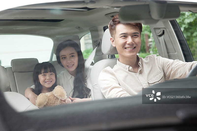 一家三口驾车出游图片素材