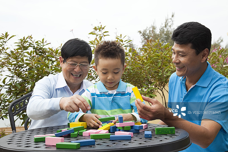 祖父孙三代在海边酒店度假图片素材