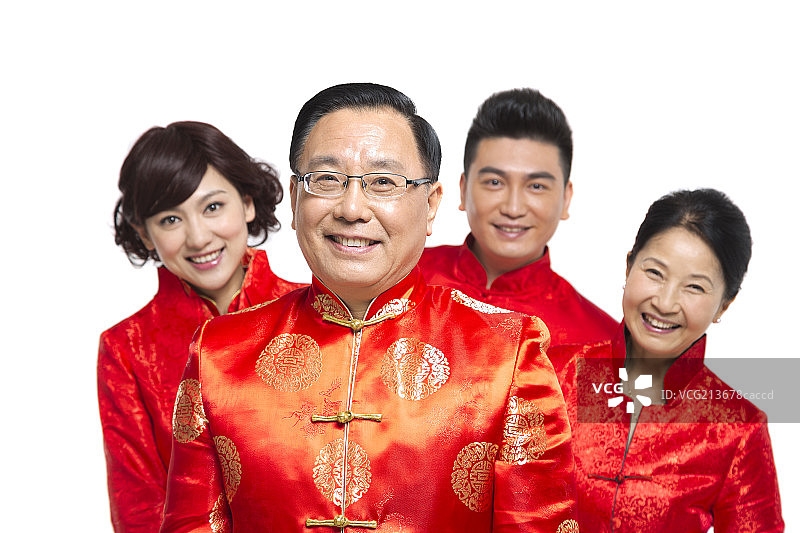 棚拍节日气氛中的唐装一家人团聚图片素材