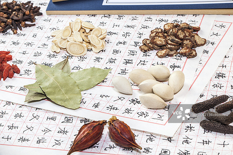 放在桌子上的食材与药品图片素材