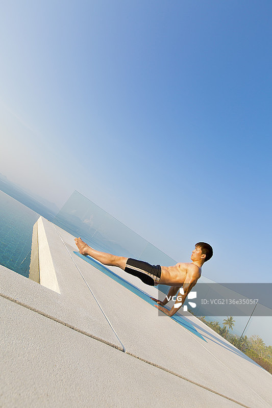 青年男人海边瑜伽图片素材