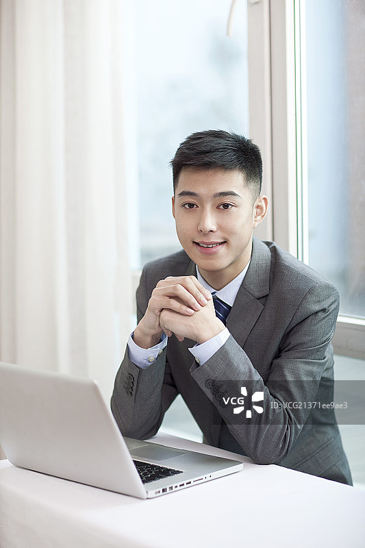 青年商务男士和笔记本电脑图片素材