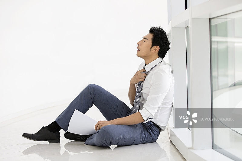 商务男士坐着图片素材