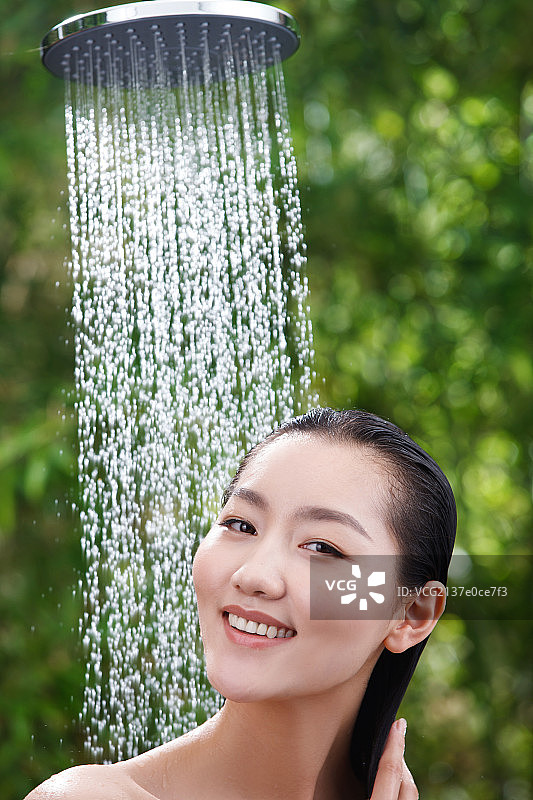 年轻女人在户外淋浴图片素材