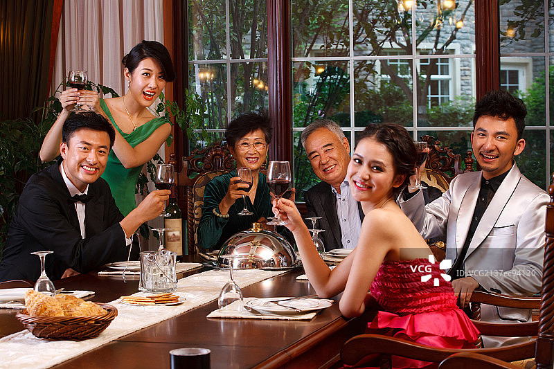 东方人聚会吃饭图片素材