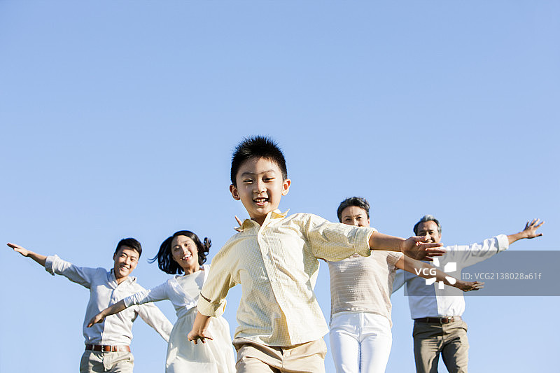 快乐一家人在公园奔跑图片素材