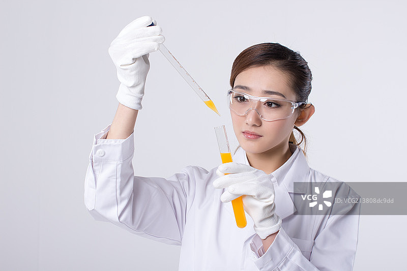年轻女医生做实验图片素材