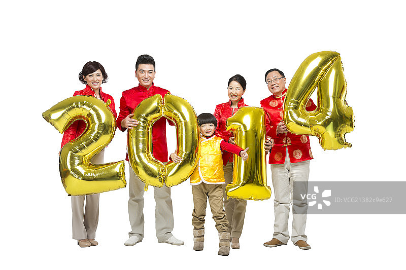 棚拍节日气氛中欢乐的唐装一家人做游戏图片素材