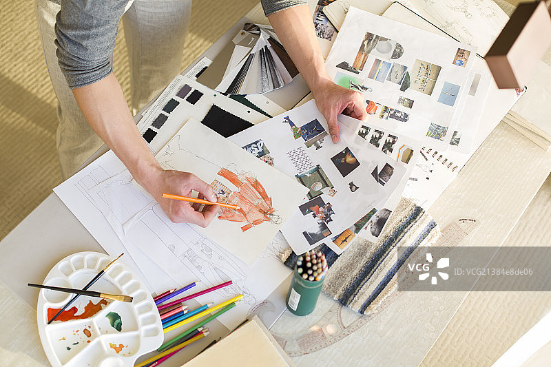 服装设计师画草图图片素材