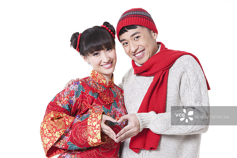 穿古代服装的女子和年轻男子做心型手势图片素材