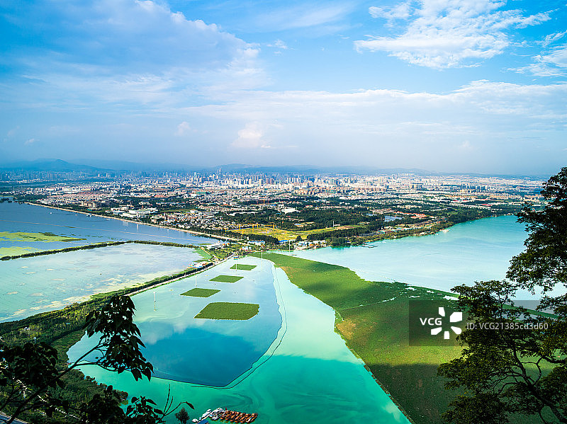 云南昆明西山森林公园山顶鸟瞰城市建筑群图片素材