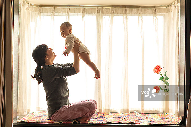 母亲与孩子玩耍图片素材