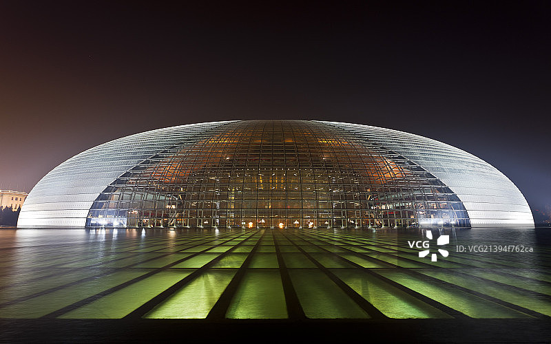 夜幕下中国国家大剧院图片素材