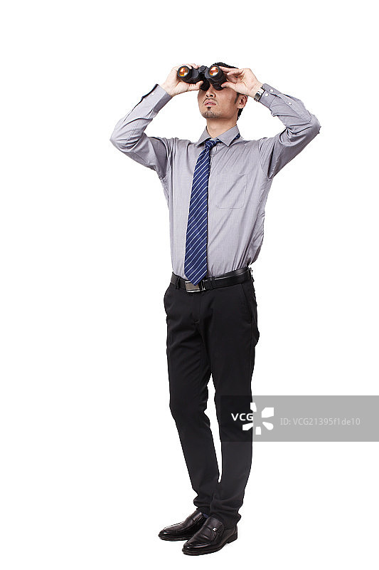 一个使用望远镜的青年商务男士图片素材
