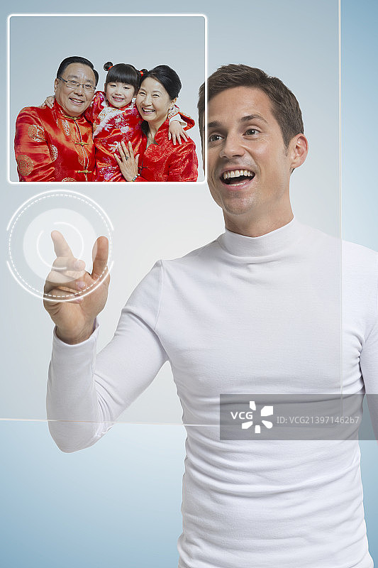 高科技研究人员使用触摸屏图片素材