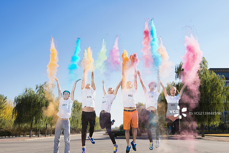 People at starting line of The Color Run图片素材