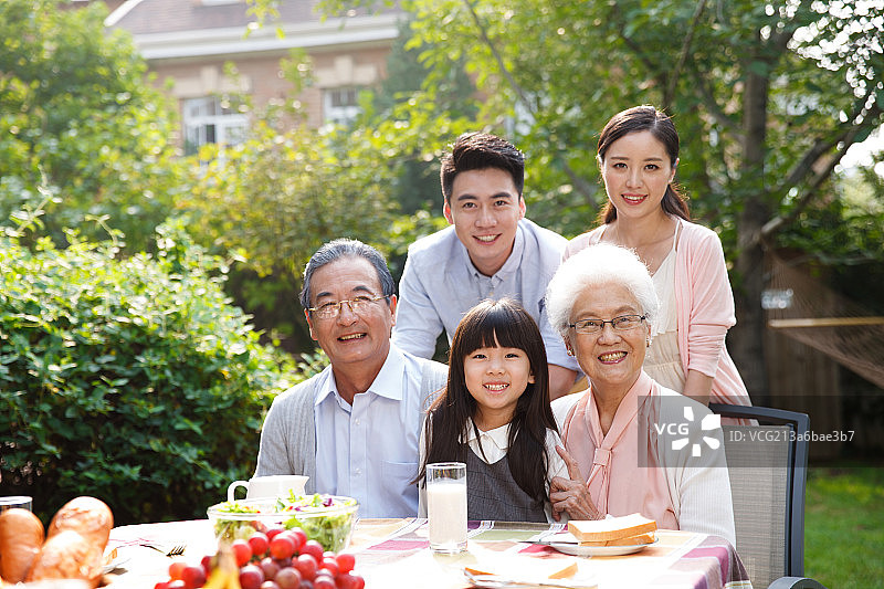 快乐家庭在户外吃早餐图片素材