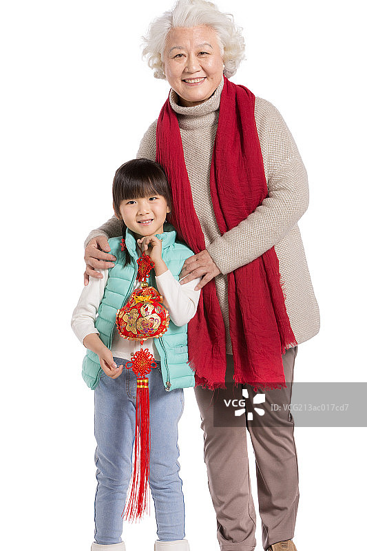 手拿福袋的孙女和老年女人图片素材