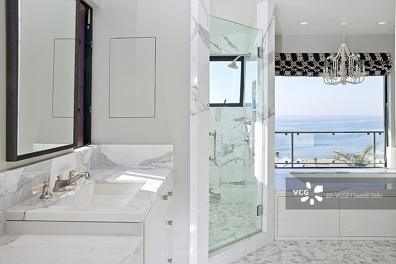 Marble bathroom with view of ocean through window; California; United States of America图片素材