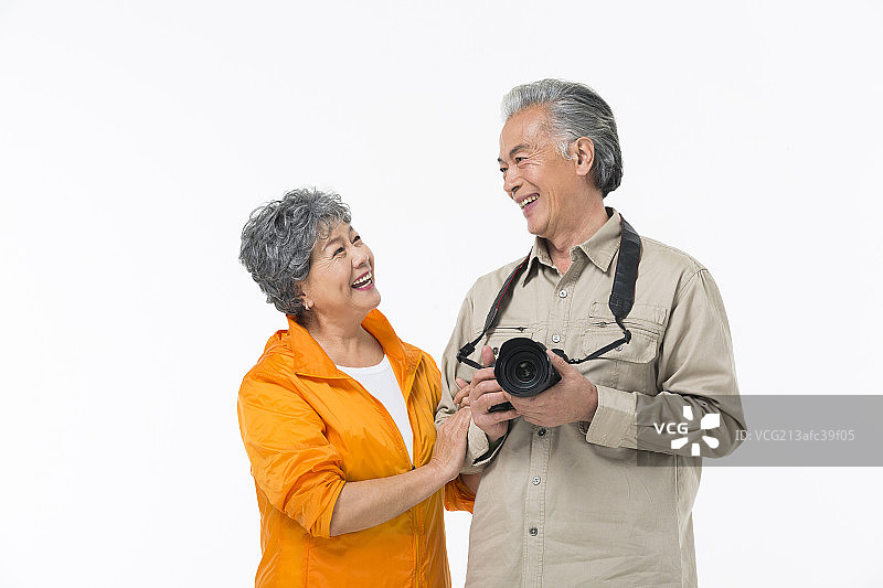 老年夫妇旅游拍照图片素材