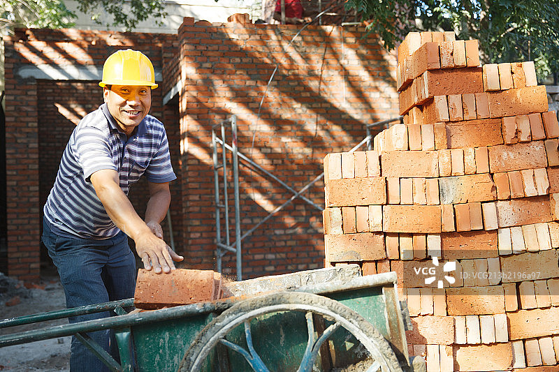 在工地上工作中的建筑工人图片素材