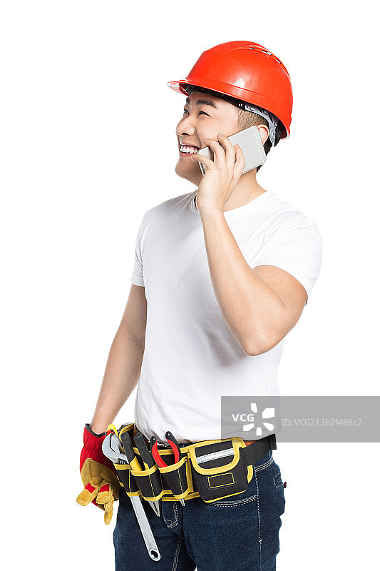 年轻的维修工人在打电话图片素材