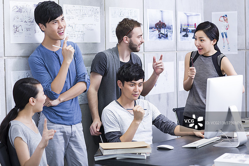 年轻同事讨论工作图片素材