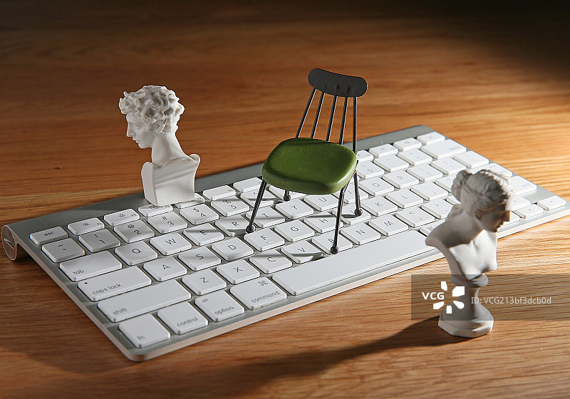 背对背的雕像图片素材