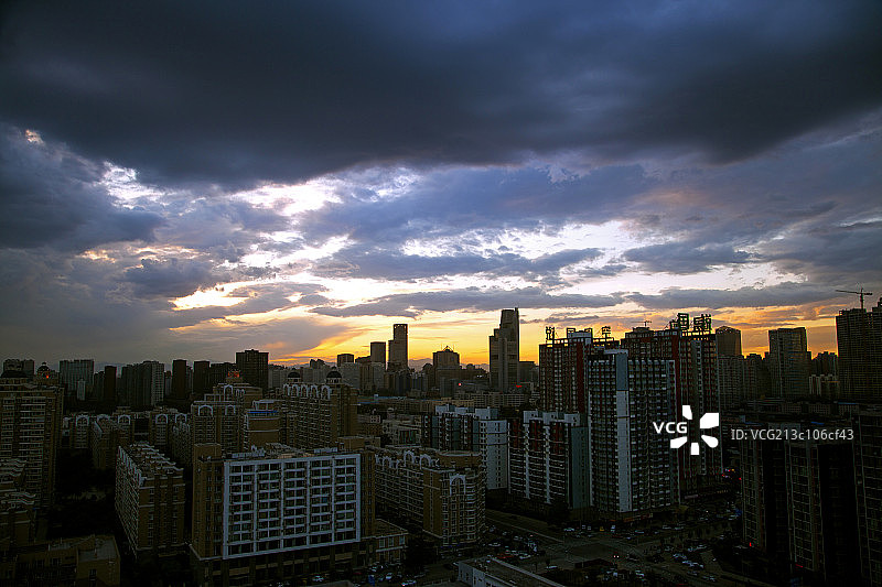 乌云下的建筑群图片素材