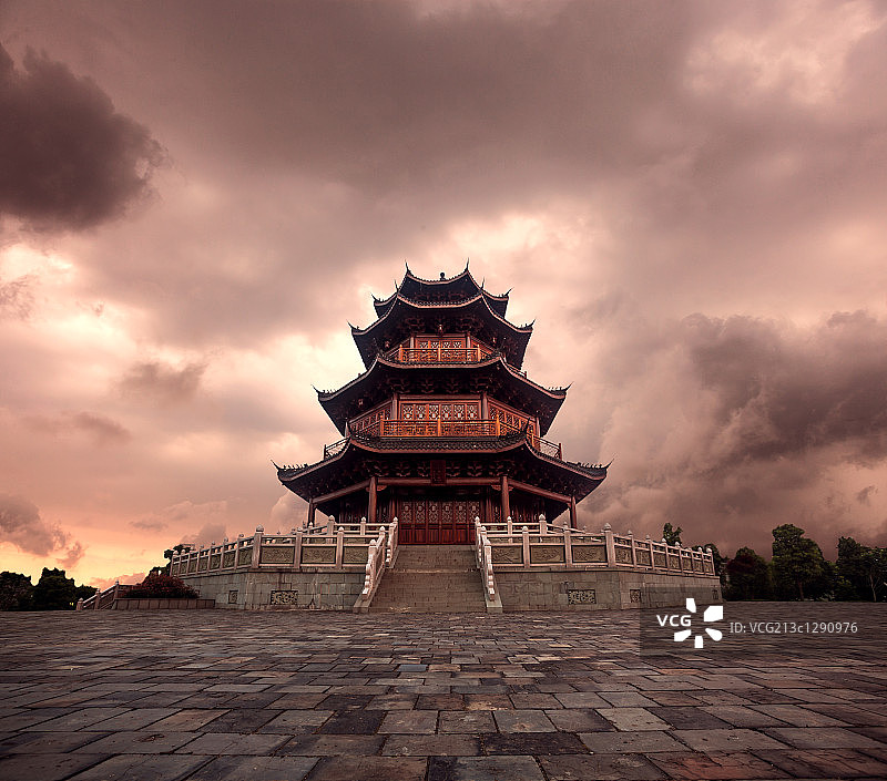 乌云下的牡丹亭图片素材