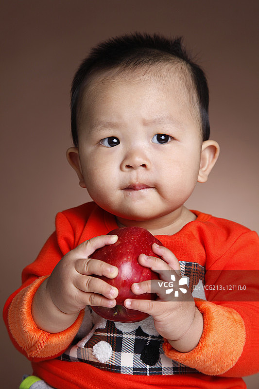 一个吃苹果的中国男孩图片素材