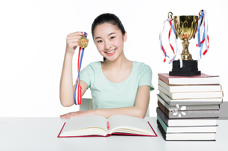 少女和奖杯奖牌图片素材