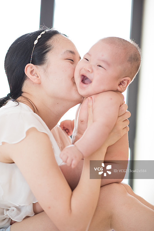 妈妈和宝宝玩耍图片素材
