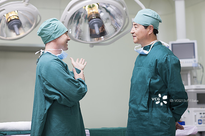 医生们在手术室准备手术图片素材