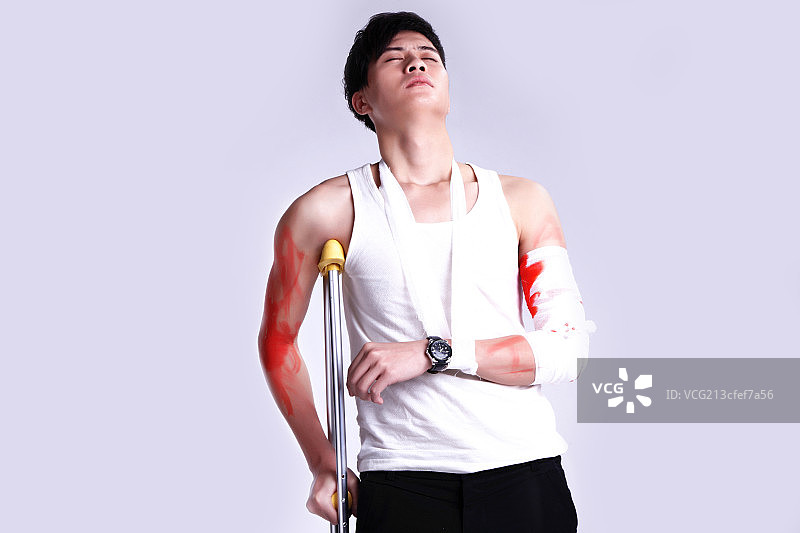 受伤的男人图片素材