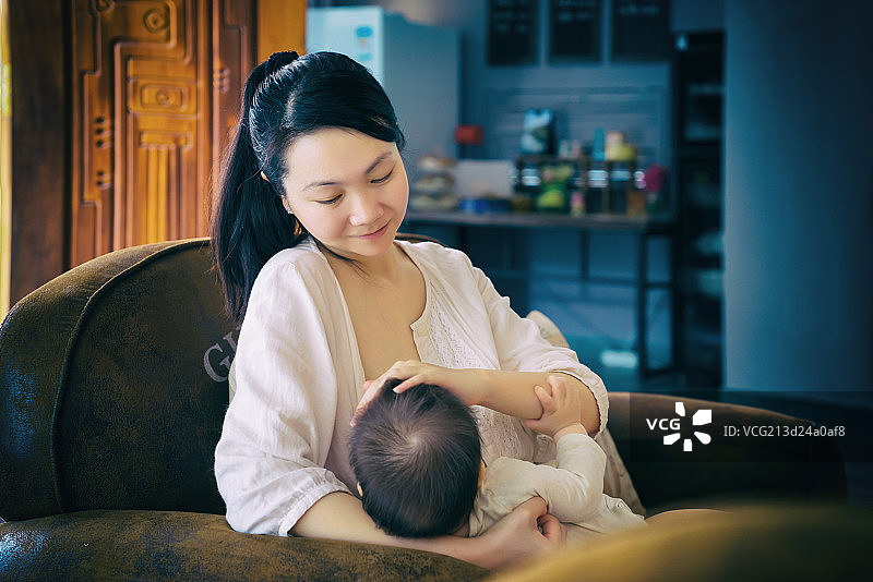 Mom nursing baby图片素材