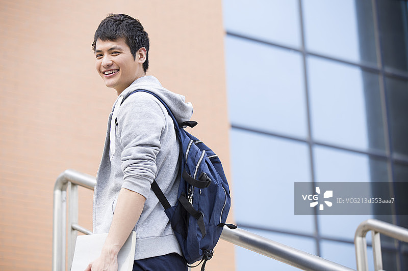 图书馆外的大学生图片素材