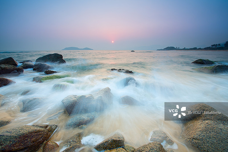 海南南燕湾落日礁石海浪图片素材
