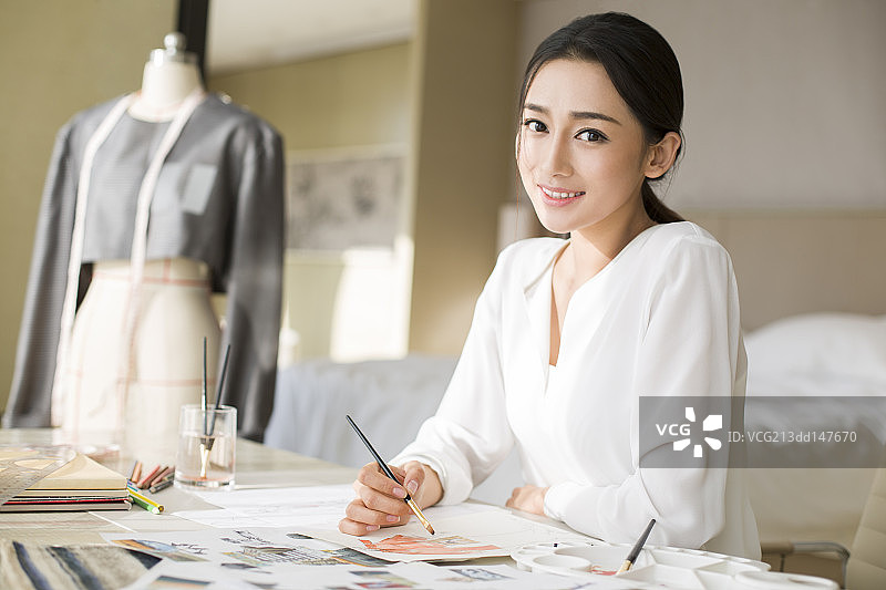 服装设计师画草图图片素材